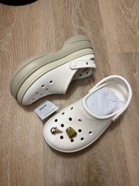 NWT Classic Stacked Clog Chalk with 2 FREE JIBBITZ Sz W6